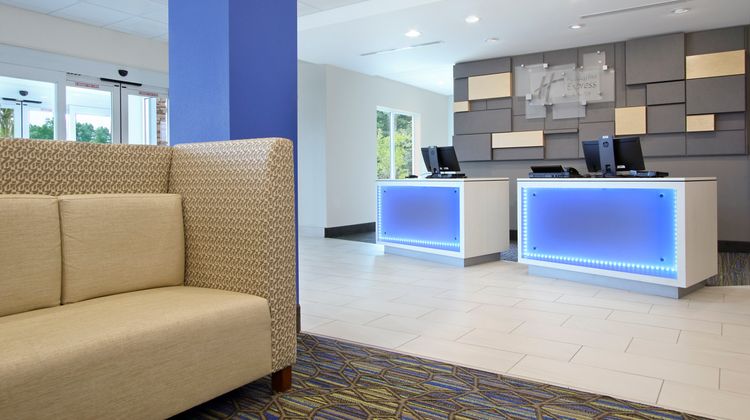 Holiday Inn Express/Suites Columbus N Lobby