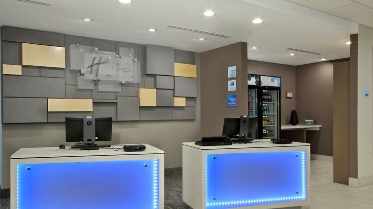 Holiday Inn Express/Suites Columbus N Lobby