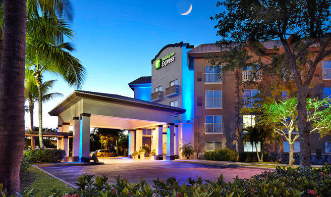 Holiday Inn Expres/Suites Downtown Exterior