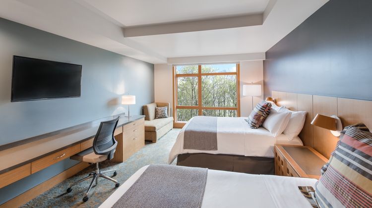 Cedarbrook Lodge Room