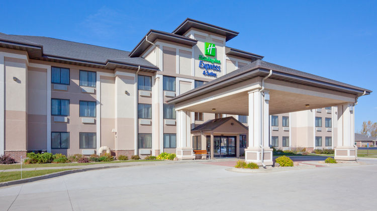 Holiday Inn Express & Suites Worthington Exterior