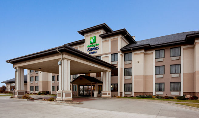 Holiday Inn Express & Suites Worthington Exterior