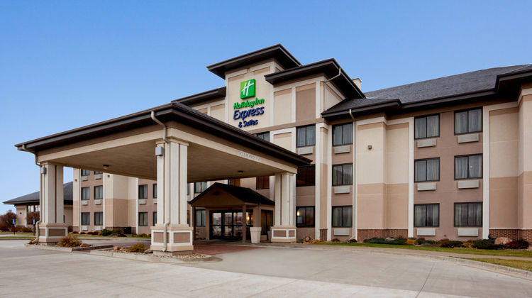 Holiday Inn Express & Suites Worthington Exterior