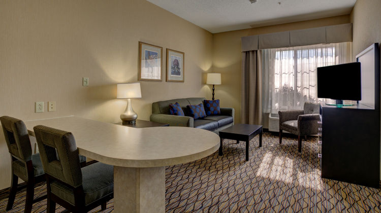 Holiday Inn & Suites Milwaukee Airport Suite
