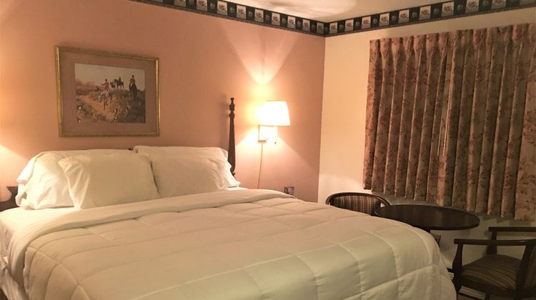 Red Carpet Inn Room