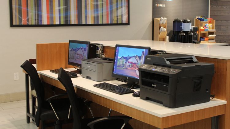 Holiday Inn Express/Suites Bradley Arpt Other