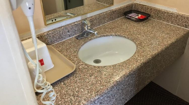 Red Carpet Inn Room