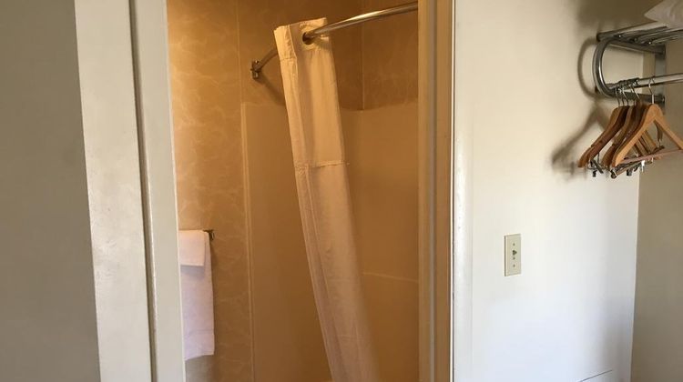 Red Carpet Inn Room
