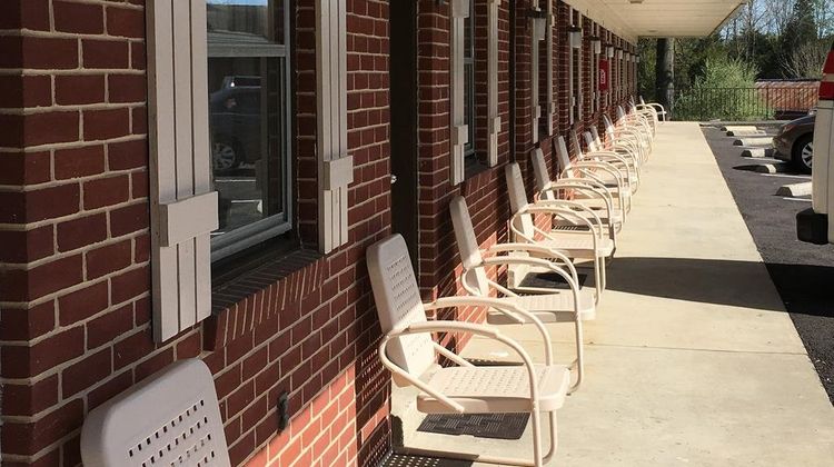 Red Carpet Inn Exterior