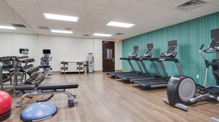 Holiday Inn Express & Stes Air/Sea Port Health Club