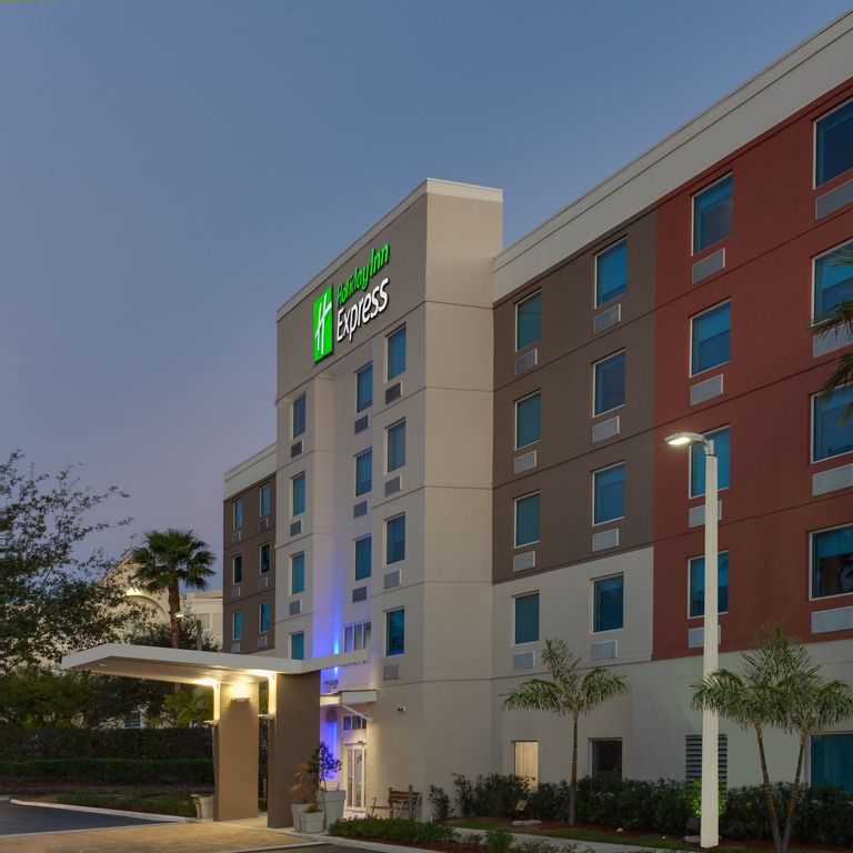 Holiday Inn Express & Stes Air/Sea Port