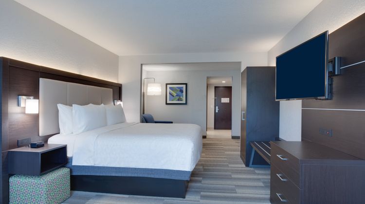 Holiday Inn Express & Stes Air/Sea Port Suite
