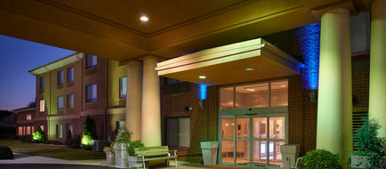 Holiday Inn Express & Suites Anniston Exterior