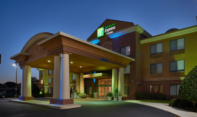 Holiday Inn Express & Suites Anniston Exterior