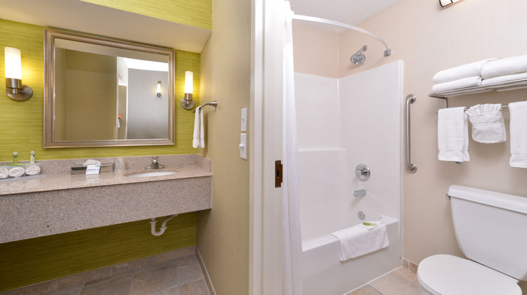 Holiday Inn Express/Stes W-Airport Area Room
