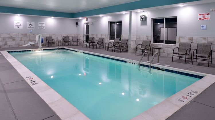 Holiday Inn Express & Suites Lexington Pool
