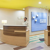 Holiday Inn Express Hotel & Suites