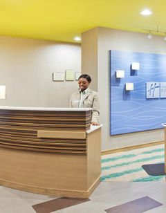 Holiday Inn Express Hotel & Suites