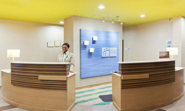 Holiday Inn Express Hotel & Suites