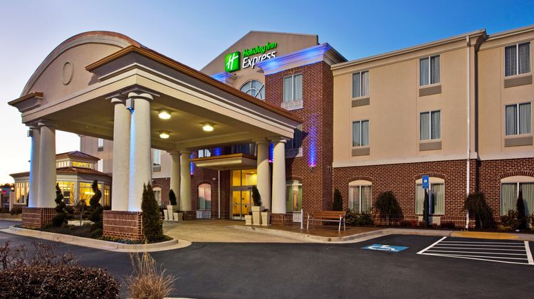 Holiday Inn Express & Suites Exterior