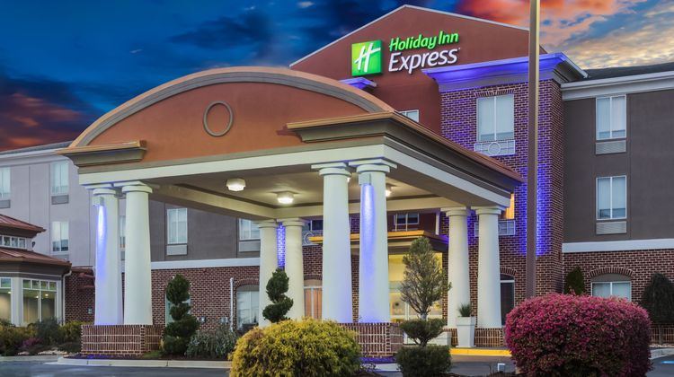 Holiday Inn Express & Suites Exterior