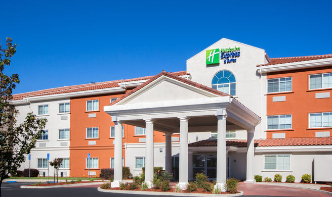 Holiday Inn Express Hotel & Suites Exterior