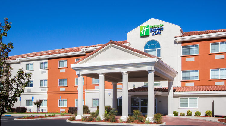 Holiday Inn Express Hotel & Suites Exterior