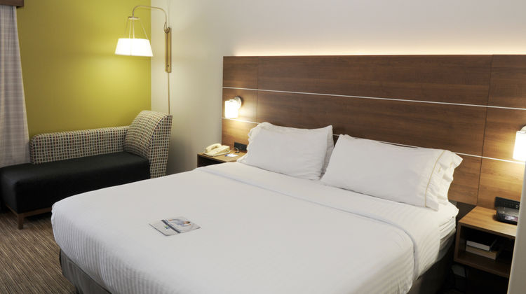 Holiday Inn Express N Evansville Room