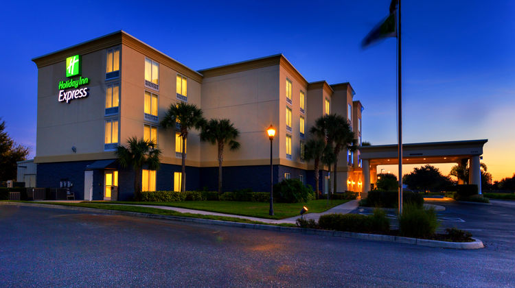Holiday Inn Express Hotel & Suites Exterior