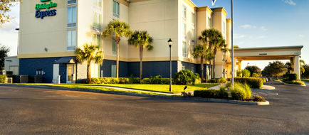 Holiday Inn Express Hotel & Suites Exterior