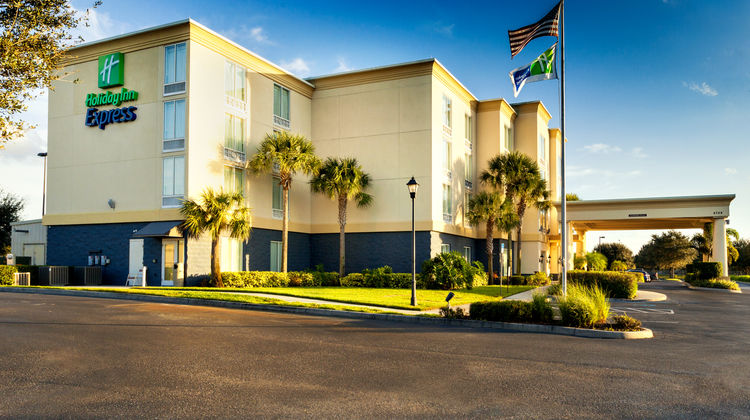 Holiday Inn Express Hotel & Suites Exterior