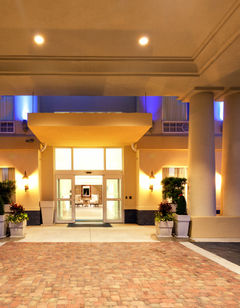 Holiday Inn Express Hotel & Suites