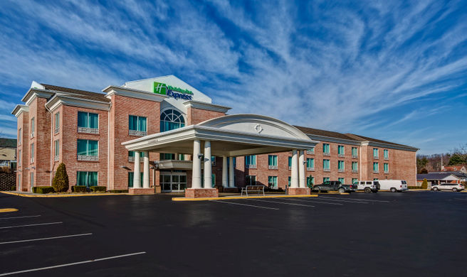 Holiday Inn Express & Suites Exterior