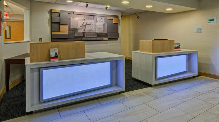 Holiday Inn Express & Suites Lobby