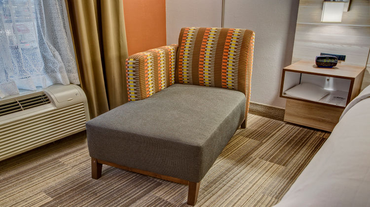 Holiday Inn Express & Suites Room