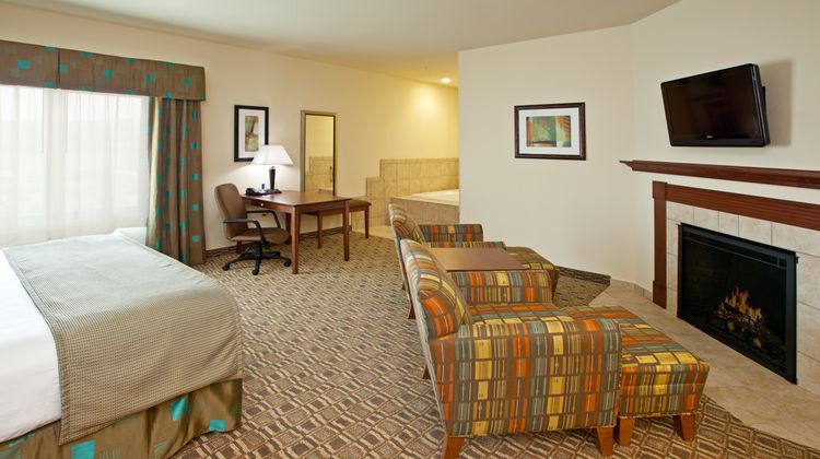 Holiday Inn Express and Suites Ripley Suite