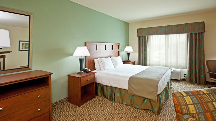 Holiday Inn Express and Suites Ripley Suite