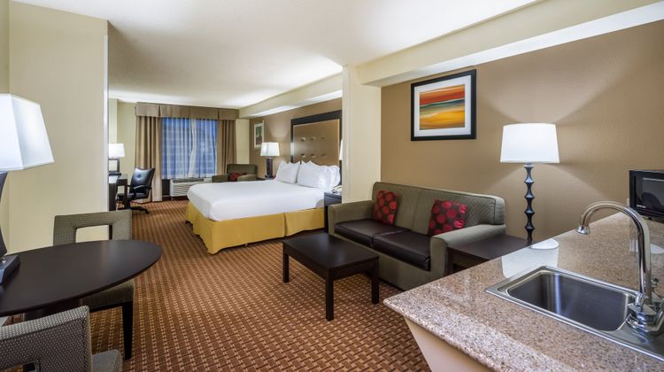 Holiday Inn Express & Suites North East Suite