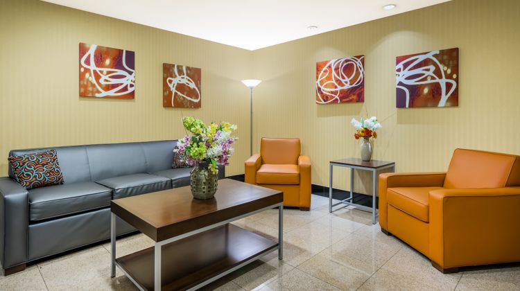 Holiday Inn Express & Suites North East Lobby