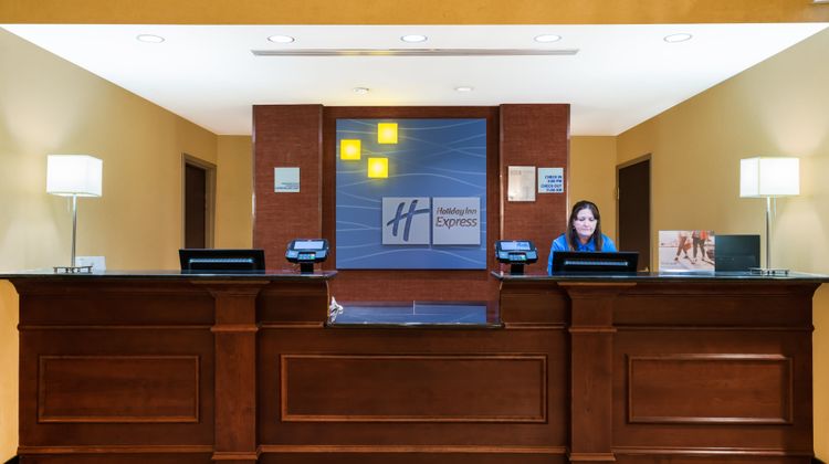 Holiday Inn Express & Suites North East Lobby