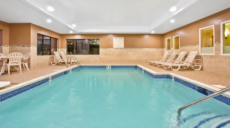 Holiday Inn Express/Suites Bradley Arpt Pool