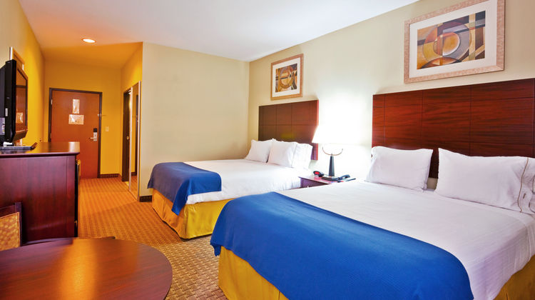 Holiday Inn Express & Suites Magee Room