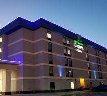 Holiday Inn Express Hotel & Suites Exterior