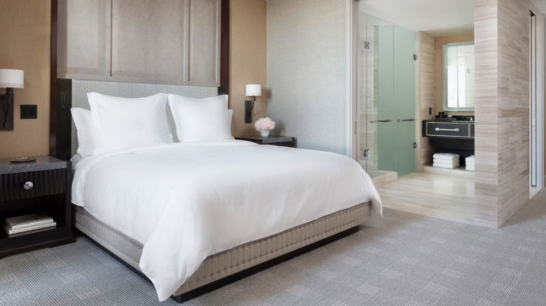 <b>Four Seasons One Dalton Street Room</b>. Images powered by <a href="https://www.leonardoworldwide.com/" title="Leonardo Worldwide" target="_blank">Leonardo</a>.