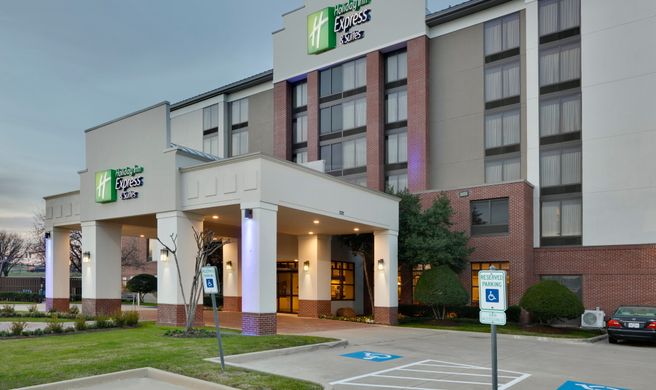 Holiday Inn Express Hotel & Suites Exterior