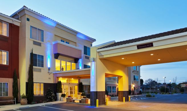 Holiday Inn Express & Suites Berkeley Exterior