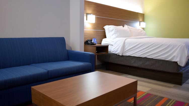 Holiday Inn Express & Suites Batesville Room
