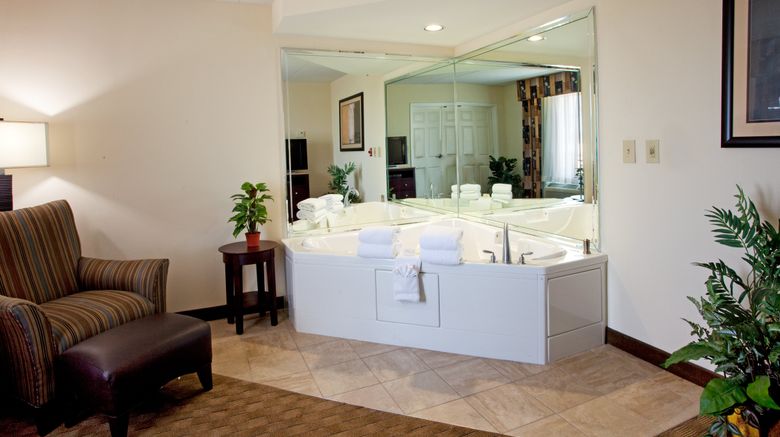 <b>Holiday Inn Express Hotel & Suites Suite</b>. Images powered by <a href="https://www.leonardoworldwide.com/" title="Leonardo Worldwide" target="_blank">Leonardo</a>.
