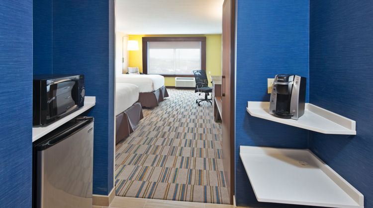 Holiday Inn Express & Suites Uniontown Room