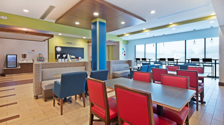 Holiday Inn Express & Suites Uniontown Lobby